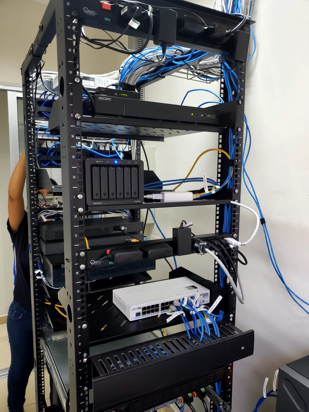 Equipos en proceso de mantenimiento